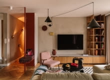 Salon wyposażono w welurową, jasnozieloną sofę z Etap Sofa, różowy fotel Chierowskiego marki 366 Concept oraz czarne stoliki kawowe Tamo. Podłogę zdobi dywan ze sklepu Rugvista. Strefę doświetlają wiszące nad kompozycją mebli czarne lampy od Kolorowe Kable i dwa kinkiety od ENOstudio. Ścianę z telewizorem wykończono strukturalnym tynkiem w beżowym odcieniu. Salon wyposażono w welurową, jasnozieloną sofę z Etap Sofa, różowy fotel Chierowskiego marki 366 Concept oraz czarne stoliki kawowe Tamo. Podłogę zdobi dywan ze sklepu Rugvista. Strefę doświetlają wiszące nad kompozycją mebli czarne lampy od Kolorowe Kable i dwa kinkiety od ENOstudio. Ścianę z telewizorem wykończono strukturalnym tynkiem w beżowym odcieniu.