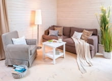 Aranżacja w skandynawskim stylu z elementami plażowego domku sprawia, że przez cały rok w domu panuje wakacyjny klimat. salon, wystrój wnętrz, aranżacje wnętrz