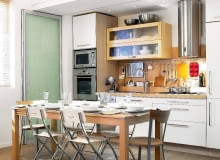 Aluminiowe ramy wypełnione matowym szkłem dają wrażenie lekkości. Poruszają się tylko na szynie górnej; po otwarciu można je ułożyć równolegle do ściany. LEKKA KONSTRUKCJA. Aluminiowe ramy wypełnione matowym szkłem dają wrażenie lekkości. Poruszają się tylko na szynie górnej; po otwarciu można je ułożyć równolegle do ściany.