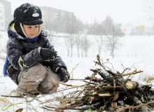 Jeśli chcemy spalić choinkę, nie róbmy tego w ogrodzie - w wielu miastach jest to zabronione, poza tym dym może przeszkadzać sąsiadom. Jeśli chcemy spalić choinkę, nie róbmy tego w ogrodzie - w wielu miastach jest to zabronione, poza tym dym może przeszkadzać sąsiadom.