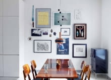 Na równych prawach. Na ścianie, pośród grafik młodych artystów, wiszą dwa dzieła słynnego Edwarda Dwurnika, ludowy obraz oprawiony w lustrzaną ramę i kilka dewocjonaliów. Wszystkie elementy, choć zróżnicowane stylistycznie, tworzą razem harmonijną kompozycję.