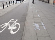 Ścieżka dla użytkowników smartfonów przy ul. Nowowiejskiej w Warszawie. Ścieżka dla użytkowników smartfonów przy ul. Nowowiejskiej w Warszawie.