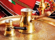 Tygielek z mosiądzu, z ocynkowanym środkiem, w całym świecie arabskim służy do parzenia kawy. 19.03.2012 WARSZAWA SESJA STYLE STYL EGIPSKI NA ZDJECIU WNETRZE , SALON STYLIZACJA ANETA KOSIBA DLA CZASOPISMA CZTERY KATY FOT. ARKADIUSZ SCICHOCKI / AGENCJA GAZETA