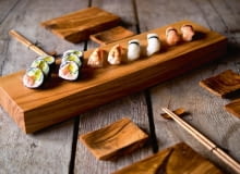 Sushi na jesionie Jesionowa geta, tradycyjna deska do podawania sushi. Wykonana rzemieślniczo z materiału pozyskiwanego lokalnie. Prosta i starannie zrobiona z drewna o ciekawych słojach i barwie. Zaimpregnowana olejem z orzecha włoskiego. Wymiary: 51 x 14 x 5 cm, 99 zł, I Love Nature, ilovenature.pl Sushi na jesionie Jesionowa geta, tradycyjna deska do podawania sushi. Wykonana rzemieślniczo z materiału pozyskiwanego lokalnie. Prosta i starannie zrobiona z drewna o ciekawych słojach i barwie. Zaimpregnowana olejem z orzecha włoskiego. Wymiary: 51 x 14 x 5 cm, 99 zł, I Love Nature, ilovenature.pl