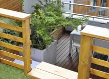 WIDOK Z TRAWIASTEJ "PLAŻY" (na antresoli) na tarasową jadalnię. Obie części łączy szeroka drabina. WIDOK Z TRAWIASTEJ "PLAŻY" (na antresoli) na tarasową jadalnię. Obie części łączy szeroka drabina.