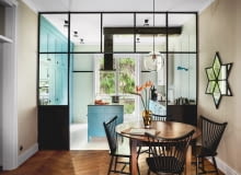 Mała jadalnia, tuż przy kuchni. Tu rodzina najczęściej jada śniadania. Szafki kuchenne pomalowane odcieniem błękitu Stone Blue z palety marki Farrow & Ball.