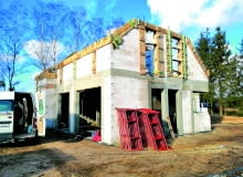 Przestrzeń poddasza często zamykają z boków trójkątne lub trapezowe ściany murowane, będące przedłużeniem krótszych ścian parteru, zwane szczytami lub ścianami szczytowymi Ściany szczytowe