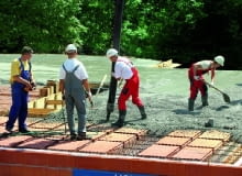 Na dobrej ekipie budowlanej nie warto oszczędzać. Źle wykonany strop to nie tylko dodatkowe koszty jego naprawy i wydłużony czas budowy; to przede wszystkim zagrożenie dla bezpieczeństwa mieszkańców domu Na dobrej ekipie budowlanej nie warto oszczędzać. Źle wykonany strop to nie tylko dodatkowe koszty jego naprawy i wydłużony czas budowy; to przede wszystkim zagrożenie dla bezpieczeństwa mieszkańców domu