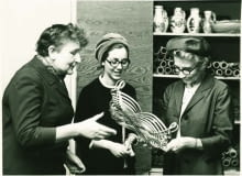 Wanda Telakowska w rozmowie z żoną premiera Szwecji Tage Erlandera , 1967 r. Wanda Telakowska