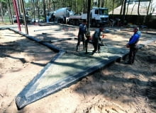 Chudy beton wykonany na dużej powierzchni, wystawiony na działanie czynników atmosferycznych (w tym przypadku słońca oraz wysokiej temperatury), jest narażony na pękanie ze względu na skurcz. Dlatego, by temu zapobiec, zbroi się go siatkami lub stosuje zbrojenie rozproszone – metalowe bądź polipropylenowe.