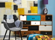 Kto powiedział, że patchworkowe mogą być tylko tkaniny? Wkoło mamy coraz więcej mebli i dodatków, które są zrobione z kolorowych łatek albo tak właśnie wyglądają. Dzięki nim wnętrza tryskają optymizmem. <BR /> DEKORACJE. MEBLE: Komoda 3809 zł 9design; Krzesło 899 zł design-expo.pl; Puf 330 zł Sharda Home POZOSTAŁE: Obraz autorstwa Joanny Jurgi 6400 zł Casa Marvell; Lampa 760 zł grandesignature.com; Dywan 3495 zł BoConcept; Narzuta 449 zł, poduszka 39 zł Meble Vox; Lalka, proj. Aleksandra Trościankowska 99 zł Reset; Kalosze 299 zł Hego's NA ŚCIANIE: Farba z mieszalnika 45 zł/l Dulux 13.11.2013 , WNETRZA , DEKORACJE , TEMAT PATCHWORK , SESJA DLA : CZTERY KATY , STYLIZACJA JOANNA PLACHECKA . FOT. MICHAL MUTOR SLOWA KLUCZOWE: WNETRZA DEKORACJE