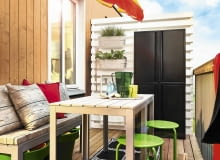 Mały balkon to wyzwanie. Powinniśmy tak wybrać meble by można było pod nimi coś schować. Pod stół można wsunąć niższe taborety, a pod ławę niepotrzebne donice wypełnione drobiazgami. maly balkon