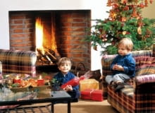 CHOINKA PACHNĄCA PIERNIKIEM. Zwykle jest bardzo eklektyczna - ubieramy ją w zbierane latami, czasem nawet przez kilka pokoleń, ozdoby. A może by tak pokusić się o nadanie choince wyrazistego stylu? Bogactwo świątecznych dekoracji w klepach pozwoli ją zmienić w drzewko prosto z bajki - pachnące piernikiem, lśniące złotem, roziskrzone bielą albo mieniące się wszystkimi kolorami tęczy. CHOINKA PACHNĄCA PIERNIKIEM. Zwykle jest bardzo eklektyczna - ubieramy ją w zbierane latami, czasem nawet przez kilka pokoleń, ozdoby. A może by tak pokusić się o nadanie choince wyrazistego stylu? Bogactwo świątecznych dekoracji w klepach pozwoli ją zmienić w drzewko prosto z bajki - pachnące piernikiem, lśniące złotem, roziskrzone bielą albo mieniące się wszystkimi kolorami tęczy.