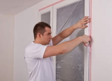 Oklejenie ram okiennych i drzwi wewnętrznych wraz z ościeżnicami pozwoli uniknąć konieczności uciążliwego szorowania ich z zacieków farby. malowanie