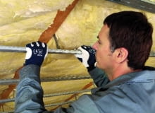 Na poddaszu do ocieplania przestrzeni między krokwiami najlepsze będą maty albo półtwarde płyty wełna mineralna