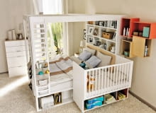 Producenci wrażliwi na nasze potrzeby oferują coraz więcej łóżek, które zapewniają miejsce na zapasowe komplety pościeli, poduszki, koce. Przeważnie jest to pojemny schowek (czasem podzielony na kilka części), skrzynia albo wysuwane szuflady. Pokazujemy 13 ciekawych modeli. <BR /> ŁÓŻKA. You by Vox, płyta laminowana, 168 x 238 cm, wys. 206 cm, od 2998 zł (cena zależy od wyposażenia), Meble Vox