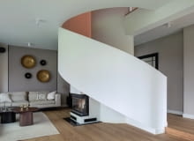 Centralnym miejscem dwukondygnacyjnego budynku o powierzchni ok. 250 m2 jest przestronny parter, który łączy kuchnię, jadalnię i salon.