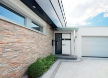 Wybierając skrzydła w jasnych kolorach, możemy optycznie 'schować' wejście do domu. Na zdjęciu: drzwi aluminiowe AT400, Ud = 0,75 W/m?K, wielopunktowe ryglowanie, ciepły próg, klasa RC2, cena 17 649 zł (netto), INTERNORM Wybierając skrzydła w jasnych kolorach, możemy optycznie 'schować' wejście do domu. Na zdjęciu: drzwi aluminiowe AT400, Ud = 0,75 W/m?K, wielopunktowe ryglowanie, ciepły próg, klasa RC2, cena 17 649 zł (netto), INTERNORM