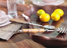 Uwagę zwracają przedmioty z nietypowych materiałów, np. sztućce z trzonkami bambusowymi albo z bawolich kości.