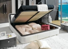 <B>Nawet jeśli masz w sypialni pojemną szafę albo garderobę, pojemnik lub szuflada w łóżku zawsze się przyda. To idealne miejsce na pościel dla gości, koce, pledy i inne akcesoria, nie tylko sypialniane.</B> <BR >ŁÓŻKO. Bossa Nova, łóżko z pojemnikiem, obite skórą, 160 x 200 cm, 3850 zł (z podnośnikiem mechanicznym i stelażem), Ekoline