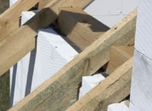 Po ułożeniu krycia dachu (dachówki) od zewnętrznej strony murów koniecznie będzie ułożenie izolacji termicznej - wełny mineralnej lub styropianu murłata,krokwie,konstrukcja dachu,dach