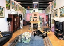 <B>Wnętrze tego niewielkiego domu w Konstancinie to po prostu przenikające się galerie sztuki polskiej, starych mebli, orientalnych drobiazgów, urokliwych pamiątek. A pośród nich królują bajecznie kolorowe obrazy namalowane przez panią domu.</B> <BR />Pośrodku salonu stoi szezlong LC4, projekt Le Corbusiera z 1928 roku. Leżąc na nim, można podziwiać gdańskie meble i stojącą przy nich białą postać - to tajemnicza wojowniczka, ceramiczna rzeźba Przemysława Lasaka. Przy kominku grzeją się egipskie koty, które troszczą się o pomyślność domu. Wysoko na kominku wisi prawdziwy rarytas: portret Indianina namalowany przez... Indianina. Poniżej słońce autorstwa rzeźbiarza Kazimierza Kalkowskiego. <B>Wnętrze tego niewielkiego domu w Konstancinie to po prostu przenikające się galerie sztuki polskiej, starych mebli, orientalnych drobiazgów, urokliwych pamiątek. A pośród nich królują bajecznie kolorowe obrazy namalowane przez panią domu.</B> <BR />Pośrodku salonu stoi szezlong LC4, projekt Le Corbusiera z 1928 roku. Leżąc na nim, można podziwiać gdańskie meble i stojącą przy nich białą postać - to tajemnicza wojowniczka, ceramiczna rzeźba Przemysława Lasaka. Przy kominku grzeją się egipskie koty, które troszczą się o pomyślność domu. Wysoko na kominku wisi prawdziwy rarytas: portret Indianina namalowany przez... Indianina. Poniżej słońce autorstwa rzeźbiarza Kazimierza Kalkowskiego.