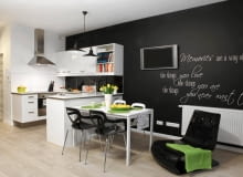 Pani Martyna, krakowska studentka, mówi z dumą, że choć w gronie jej przyjaciół to ona ma najmniejsze mieszkanie, spotkania zawsze odbywają się u niej. Wszyscy bowiem zgodnie twierdzą, że właśnie tu jest najwięcej miejsca! Sprawdźmy, jak to możliwe. <BR /> MIESZKANIE. Niewielka kuchnia miała być funkcjonalna i?tania. Zabudowa ma kształt litery U (odcinek blatu przylegającego do?stołu w razie potrzeby staje się barkiem). Białe fronty z?lakierowanej płyty MDF powiększają optycznie tę strefę wnętrza. Nad blatem zamontowano białe i czarne panele kuchenne z melaminy, kupione w IKEA. prezentacja mieszkania, wystrój wnętrz, kuchnia, aranżacje wnętrz, czarno-białe wnętrze