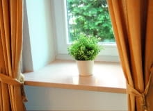 Marmurowy parapet o prostej formie zamontowany we wnęce okiennej