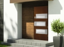 Na powierzchni skrzydła od strony zewnętrznej aplikacja ze stali nierdzewnej INOX Drewniane drzwi zewnętrzne