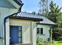 Betonowa pochylnia przy drzwiach wejściowych do domu Betonowa pochylnia przy drzwiach wejściowych do domu