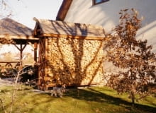 Mały skład na drewno wykorzystany jako parawan. Osłania letni taras i wnętrze ogrodu od strony dodatkowej bramy wjazdowej, stanowiącej 'wyłom' w żywopłocie. Mały skład na drewno wykorzystany jako parawan. Osłania letni taras i wnętrze ogrodu od strony dodatkowej bramy wjazdowej, stanowiącej 'wyłom' w żywopłocie.