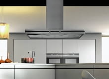 <B>Okap zwany wyspowym to nie tylko praktyczne urządzenie, które zapobiega rozchodzeniu się zapachów w salonie - jest także ważnym elementem decydującym o estetyce całego wnętrza. Dlatego oprócz licznych udogodnień modele te mają zwykle atrakcyjne wzornictwo. I za jedno, i za drugie trzeba niestety sporo zapłacić.</B> <BR >KUCHNIA. OKAP DHX 110P Isla, wydajność 880 m3/h, 4 prędkości pracy, oświetlenie halogenowe 4 x 20 W, wyłącznik czasowy, wskaźnik nasycenia filtrów, wyświetlacz, szer. 110 cm, 4690 zł, Teka