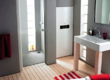 Kocioł gazowy stojący, kompaktowy, kondensacyjny, ze zintegrowanym emaliowanym zasobnikiem ciepłej wody użytkowej o pojemności 100 lub 130 litrów. Kocioł gazowy stojący, kompaktowy, kondensacyjny, ze zintegrowanym emaliowanym zasobnikiem ciepłej wody użytkowej o pojemności 100 lub 130 litrów.