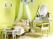 Limonka i pastele. Zestawienie bieli ze zgaszonymi szarościami i różem w bladych odcieniach może wydawać się nudnawe, by nie powiedzieć - mdłe. Co innego, gdy do tego towarzystwa dołączy limonka. Wtedy wnętrze nabiera życia i wyrazistości. Ciepło, jasno i bardzo efektownie - w takiej sypialni miło jest zasypiać i się budzić. Łóżko - 279,99 zł, narzuta(biała) -179,99 zł/w komplecie z poduszką, toaletka - 699,99 zł, stołek - 99,99 zł, dywan - 599,99 zł, firanki (jako baldachim) - 15,99 zł/2 szt., ramki do zdjęć - 79,99 zł/szt., pocztówki - 5,99 zł/szt., IKEA; żyrandol - 1600 zł, fotel - 1072 zł, poduszka (na fotelu) - 82 zł, Decolor; na łóżku: poszewka na poduszkę (brzoskwiniowa)- 110 zł, Almi Decor; koc (zielony) - 120 zł, Decolor; poduszka (w duże kwiaty) - 435 zł, Decodore; poszewka na poduszkę (biała, w nogach łóżka) - 70 zł, Nap; poszewka na poduszkę (biała, za brzoskwiniową) - 49 zł, home&you; na stołku: filiżanka - 58 zł, talerzyk - 56 zł, Ludwik Styl; podkładka - 35 zł, Nap; sztuczne kwiaty - 4,99 zł/szt., IKEA; na toaletce: świecznik - 119 zł, świeca - 23 zł, ramka na zdjęcie - 59 zł, budzik - 169 zł, szkatułka - 119 zł, Almi Decor.