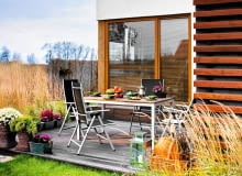 WNETRZA , TARAS , BALKON - MEBLE , ROSLINY , TRAWA OZDOBNA - TRZCINNIK , W DONICACH KWIATY ZLOCIENIA , WRZOSCA , KAPUSTA OZDOBNA , KRZEW JALOWCA STYLIZACJA IZABELA SKORUPKA FOT. RAFAL LIPSKI PUBLIKACJA CZTERY KATY NR 5 (235) - 5 2011 + DODATEK BALKON W KWIATACH PUBLIKACJA LADNY DOM NR 7 (165) - 7 2012 SLOWA KLUCZOWE: BALKON WNETRZE ROSLINA MEBEL KWIAT ZDJĘCIE DO WKŁADKI: PUBLIKACJA CZTERY KATY NR 5 (235) - CZASOPISMA