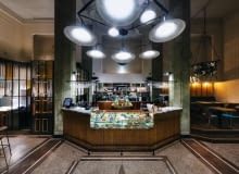 Bar Wykonany z mosiężnych rurek, filary z zielonego kamienia. Kompozycje z bluszczu są pomysłowo zaaranżowane. Bar Wykonany z mosiężnych rurek, filary z zielonego kamienia. Kompozycje z bluszczu są pomysłowo zaaranżowane.