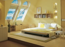 Sypialnia w otwartej przestrzeni na poddaszu. Duże okna połaciowe doświetlają pomieszczenie, a nocą umożliwiają oglądanie nieba Sypialnia w otwartej przestrzeni na poddaszu. Duże okna połaciowe doświetlają pomieszczenie, a nocą umożliwiają oglądanie nieba