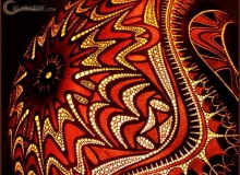 Lampy Calabarte wykonane z senegalskiej tykwy zachwycają formą, misternym, precyzyjnym wykonaniem, dbałością o szczegóły, ale dech zapiera przede wszystkim efekt po podświetleniu, kiedy to na ścianach powstają bajkowe wzory. Lampa zdaje się przenosić całe pomieszczenie w inny wymiar. lampa z tykwy, tykwa