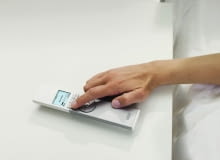 Urządzenia objęte inteligentnym systemem zdalnej obsługi io-homecontrol mogą być sterowane pilotem trzymanym w dłoni lub zamontowanym na ścianie Urządzenia objęte inteligentnym systemem zdalnej obsługi io-homecontrol mogą być sterowane pilotem trzymanym w dłoni lub zamontowanym na ścianie