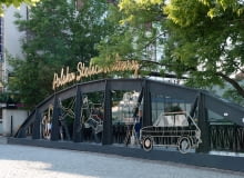 Most nad rzeką Białą z instalacją świetlną promującą Bielsko-Białą jako Polską Stolicę Kultury 2026