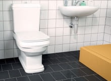 Krok 1. Zaczynamy od demontażu niemodnej lub zniszczonej stojącej miski ustępowej. W zależności od modelu, miska może mieć odpływ ścieków do kanalizacji w podłodze (przez wielu instalatorów określany jako poznański) lub w ścianie (warszawski). Krok 1. Zaczynamy od demontażu niemodnej lub zniszczonej stojącej miski ustępowej. W zależności od modelu, miska może mieć odpływ ścieków do kanalizacji w podłodze (przez wielu instalatorów określany jako poznański) lub w ścianie (warszawski).