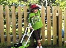 Kosiarka - popychana terkocze, a w koszu wirują kuleczki imitujące trawę, ok, 80 zł, Stihl.