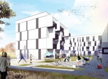 Jak widać na załączonej wizualizacji - budynek swoim kształtem tworzy kameralne wnętrze urbanistyczne z otwarciem na pobliski staw. Na wolnym od zabudowy terenie architekci z pracowni CALCA zaprojektowali bezpieczny plac zabaw z instalacjami do wspinania, pokryty nawierzchnią amortyzującą upadki oraz szachownicę. Na styku placów tworzonych przez wewnętrzne elewacje obiektu, znalazło się także miejsce na nowoczesną rzeźbę, podnoszącą walory estetyczne wspólnego otoczenia.