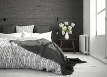 Sypialnia z ceglaną ścianą pomalowaną na szaro szara sypialnia