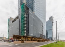 Smocza skóra na wieżowcu Warsaw UNIT w Warszawie