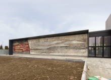 Mozaika na elewacji nowego dworca PKP w Oświęcimiu Mozaika na elewacji nowego dworca PKP w Oświęcimiu