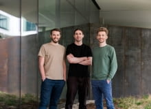 Założyciele refurbed - od lewej: Peter Windischhofer, Jürgen Riedl i Kilian Kamiński Założyciele refurbed - od lewej: Peter Windischhofer, Jürgen Riedl i Kilian Kamiński