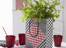 Torebka na prezenty przysłania mało efektowną doniczkę.