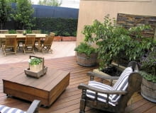 Stolik - schowek z dwóch ustawionych jedna na drugiej palet obudowanych deseczkami. Można w nim skryć drobne narzędzia. Warto przykręcić do niego kółeczka.