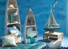 <B>Zanurzmy się w morskie głębiny. Ujrzymy tam świat pełen tęczowych barw i jego mieszkańców zaskakujących niesamowitymi kształtami. Spróbujmy coś wyłowić, jeśli nie z wody, to choćby... ze sklepów.</B> <BR />MEBLE: półki-łódki - 450 i 350 zł, House & More POZOSTAŁE: w wysokiej półce od góry: muszla - 95 zł, Neptunea; mewa - 110 zł, Ludwik Styl; wazon - 69 zł, Almi Decor; poduszka (niebieska) - 150 zł, Home Sweet Home; w małej łódce: rozgwiazda - 12 zł, Neptunea; patera (muszla) - 103 zł, Villa Italia; świeczniki - 129 i 89 zł, House & More; na podłodze: poduszka (w koralowce) - 150 zł, poduszka (w ryby) - 120 zł, Home Sweet Home; skrzynia - 195 zł, House & More; model statku - 149 zł, TK Maxx; dywaniki: biały - 139 zł, niebieski - 195 zł, szary - 219 zł, BB Home; dywanik (jasny turkus) - 149 zł, Komfort; wazon (muszla) - 179 zł, Villa Italia; figurka rekina - 75 zł, Nap; figurki mew (na ścianie) - 179 i 129 zł, BB Home. 8.05.2013 , DEKORACJE , MORZE , STYLIZACJA JOANNA PLACHECKA , CZTERY KATY FOT. AGATA JAKUBOWSKA / AGENCJA GAZETA SLOWA KLUCZOWE: WNETRZA